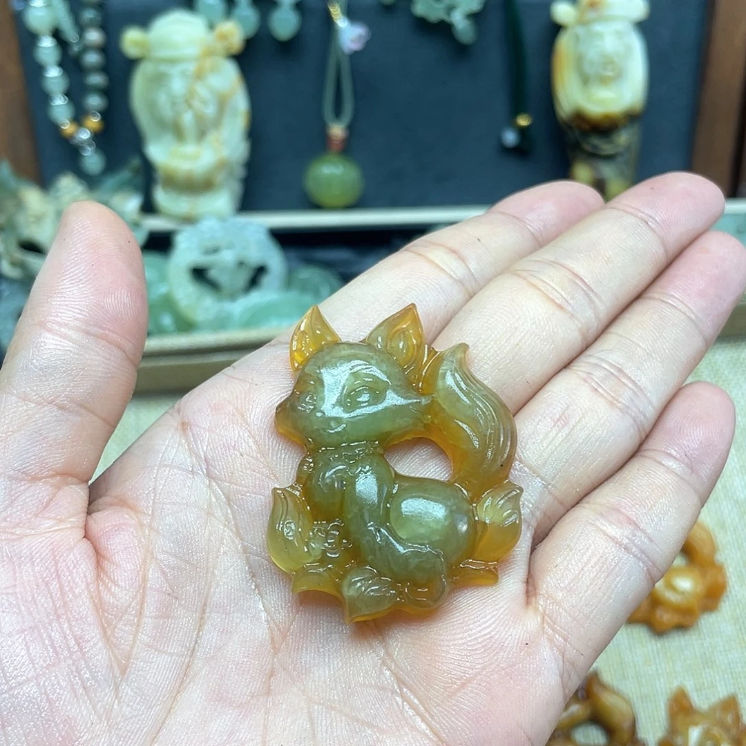 晓***悦未镶嵌蛇纹石玉颈饰