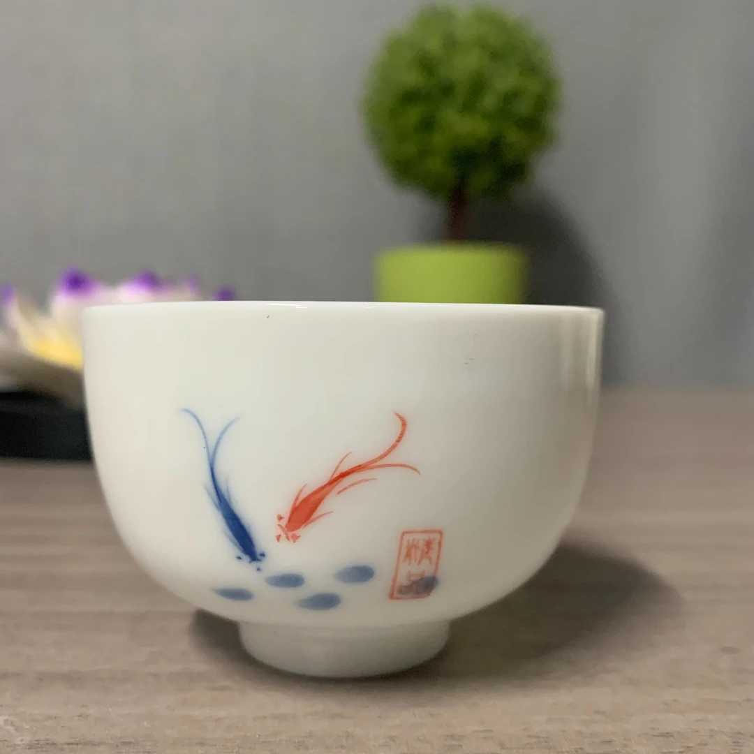 白瓷手绘茶杯鱼戏图案陶瓷品茗杯功夫茶具个人单杯主人杯网红茶器