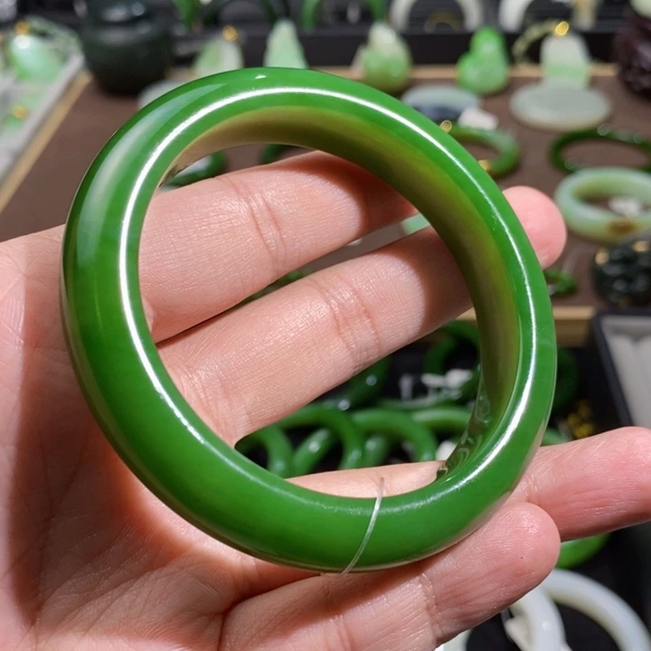和田玉碧玉辣阳绿色手镯60圈口71.9克未镶嵌