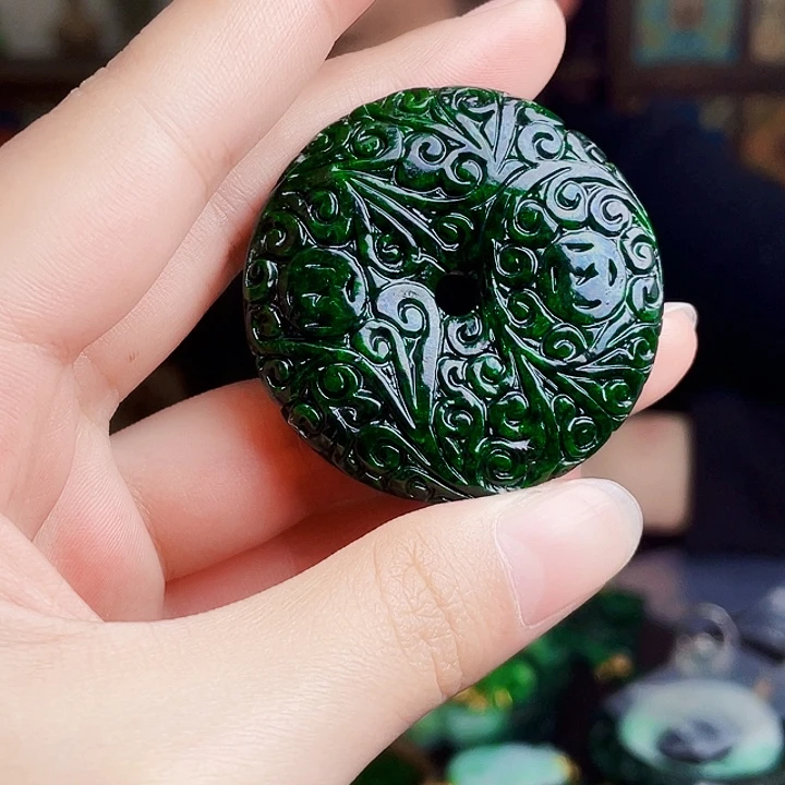 翡翠未镶嵌颈饰多样性