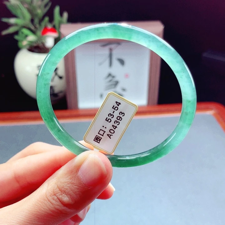 未镶嵌手镯翡翠圆镯