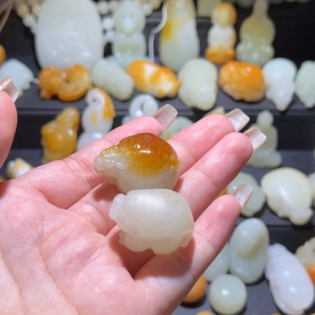 和田玉未镶嵌颈饰文**友