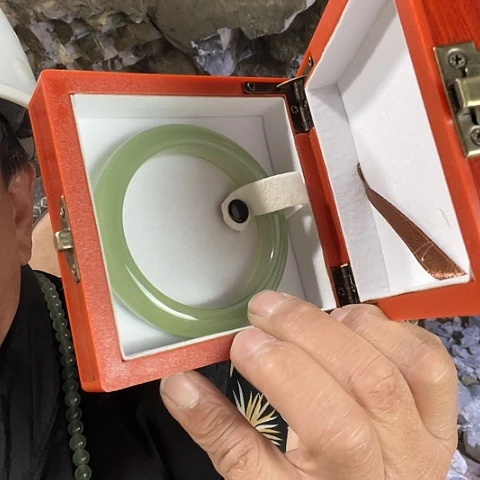 蛇纹石玉颈饰未镶嵌