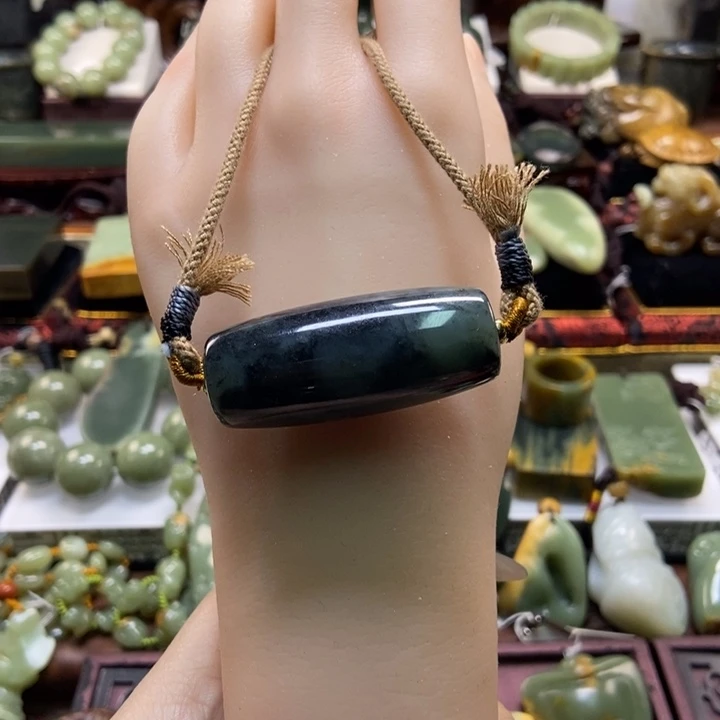 颈饰未镶嵌岫岩老玉（透闪石质玉）