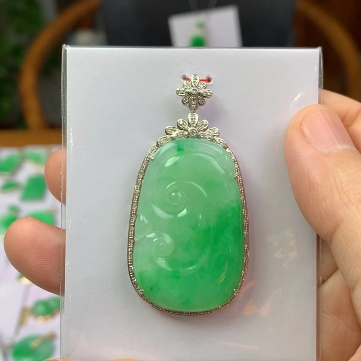 翡翠18K金镶嵌颈饰翡翠吊坠
