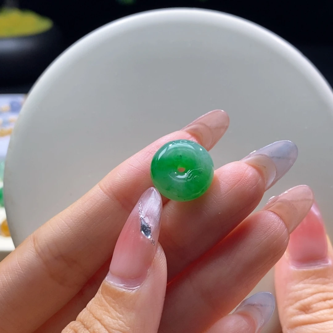 翡翠未镶嵌颈饰翡翠辣绿小扣