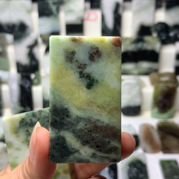 L***n独山玉未镶嵌颈饰