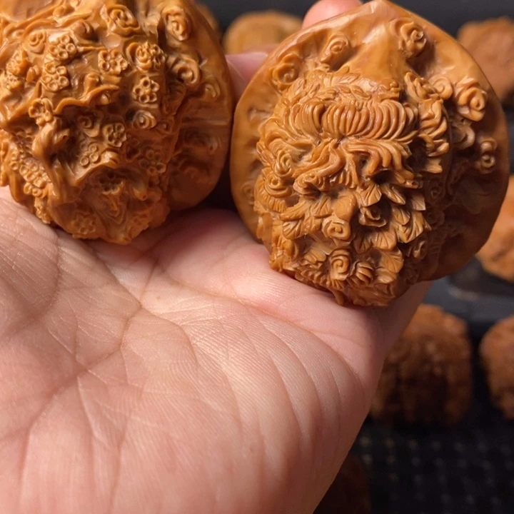 文玩核桃把件梅兰竹菊