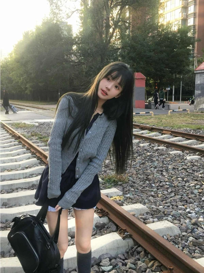 灰色针织开衫外套女上衣高级感初秋穿搭2025新款秋冬修身百搭毛衣