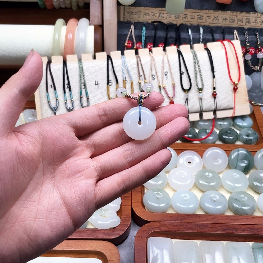 石英质玉合金颈饰