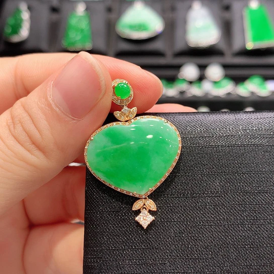 翡翠18K金镶嵌颈饰爱心