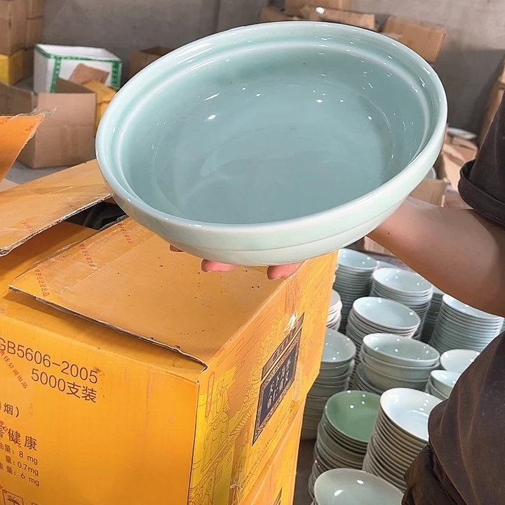 瓷片青瓷十寸护边汤碗一个，微瑕包邮