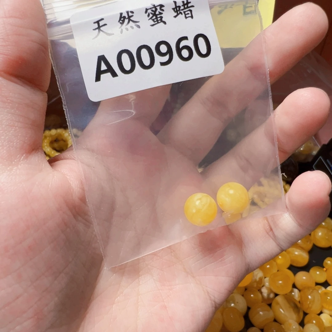 未镶嵌琥珀裸石尚****?960号，9.8mm