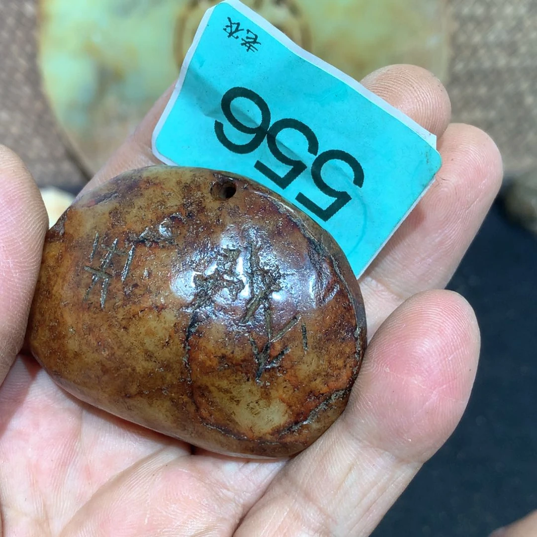透闪石-蛇纹石玉未镶嵌颈饰