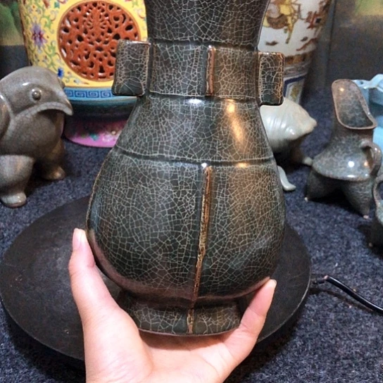 官窑贯耳瓶一件，品相完美
