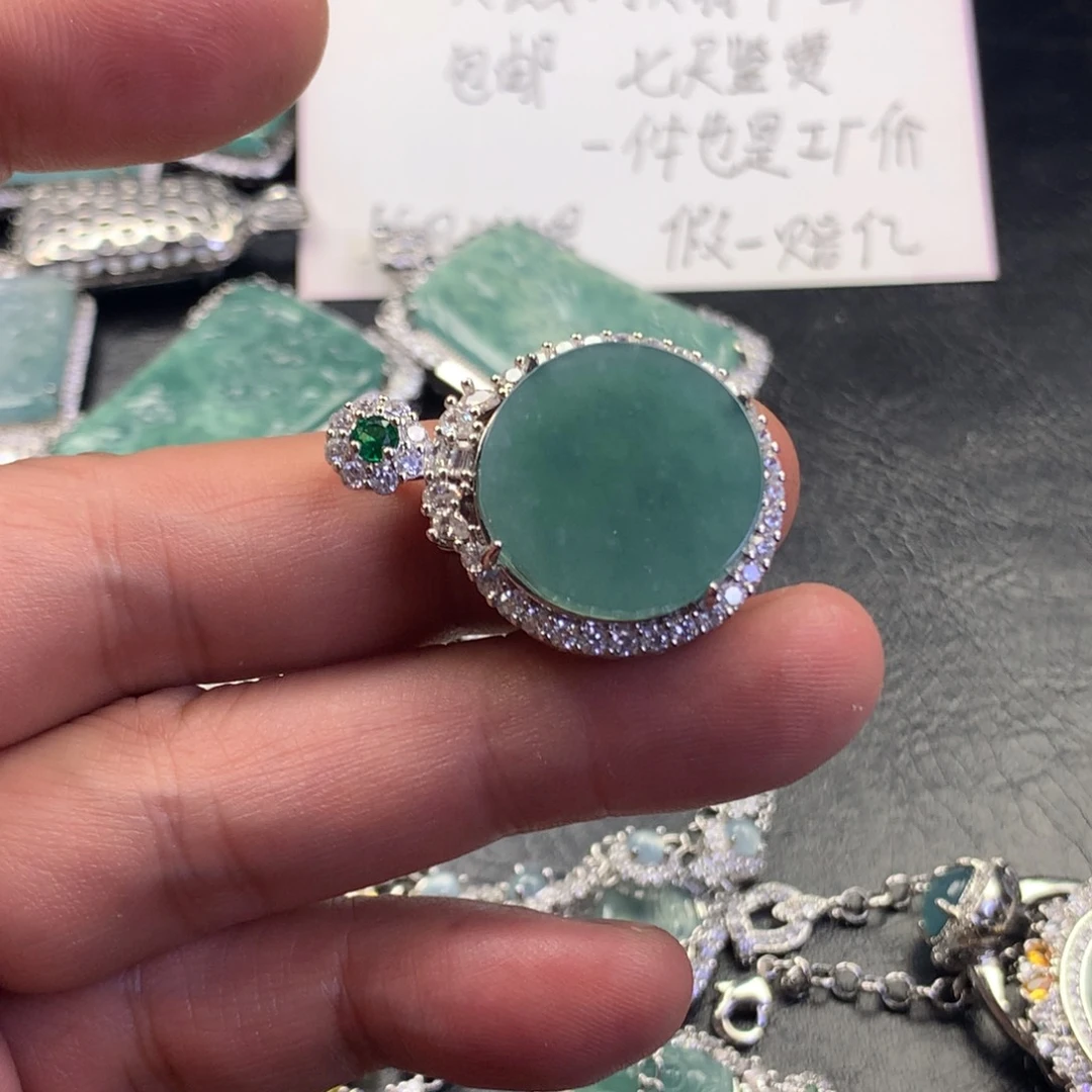 翡翠颈饰未镶嵌无事牌