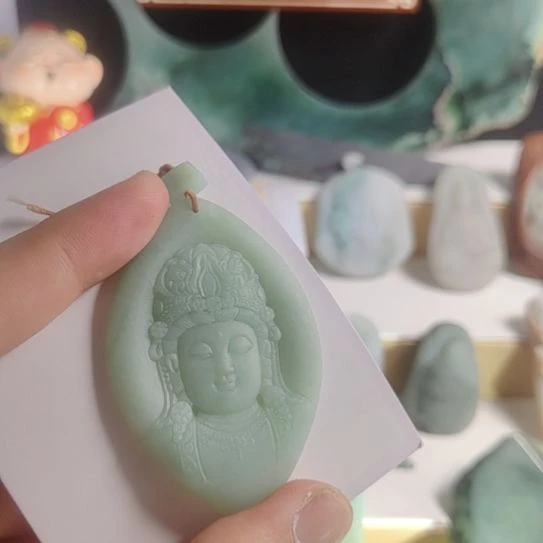 未镶嵌定制翡翠果绿满工观音造像