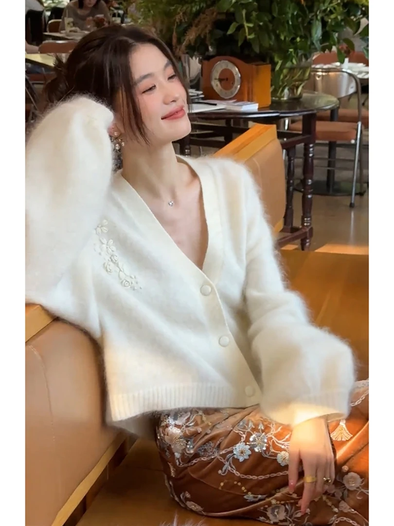 2025秋季高级感超好看设计感小众不撞款软糯慵懒风白色针织开衫女