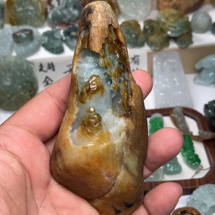 翡翠未镶嵌颈饰山水摆件