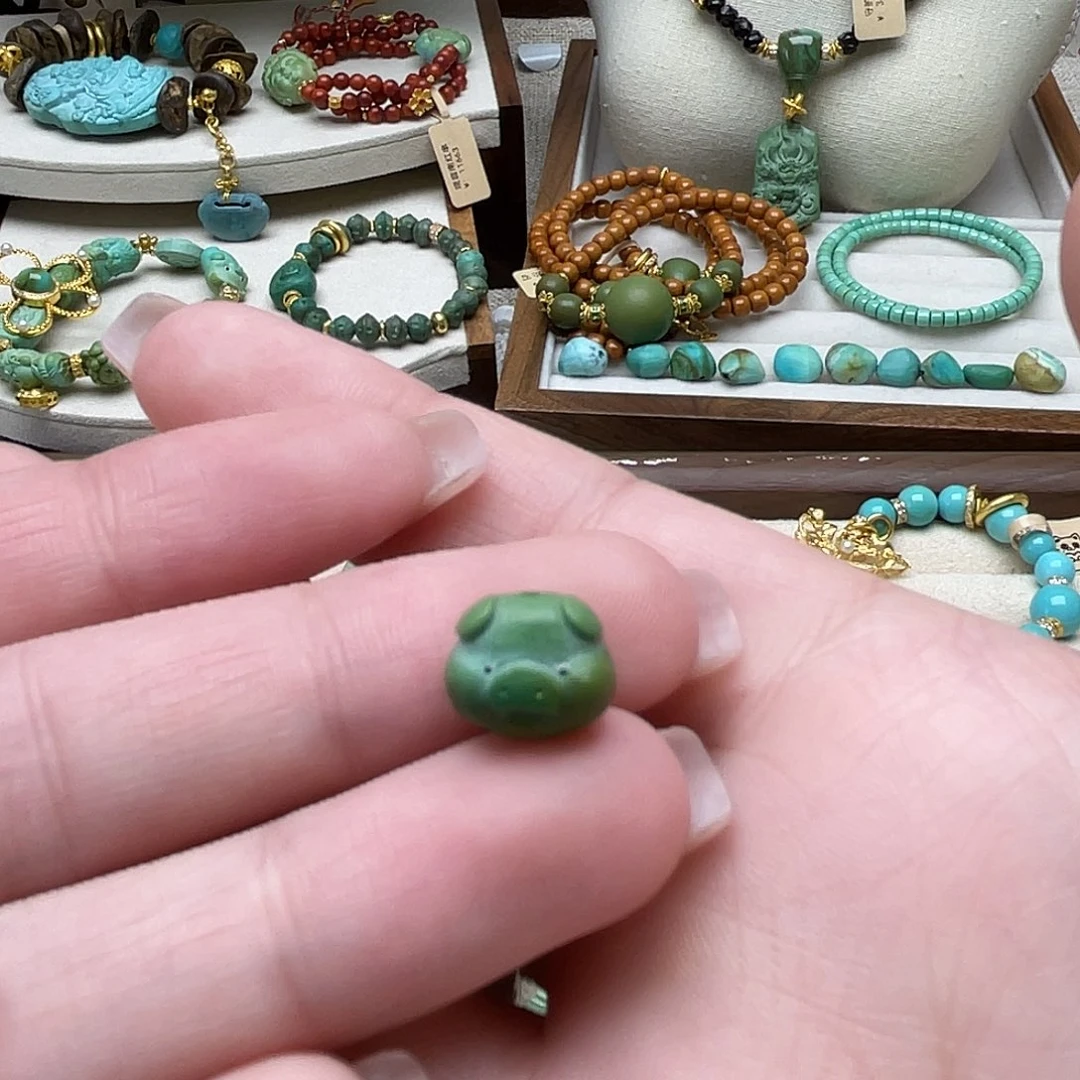 绿松石未镶嵌雕刻件萌宠-小猪