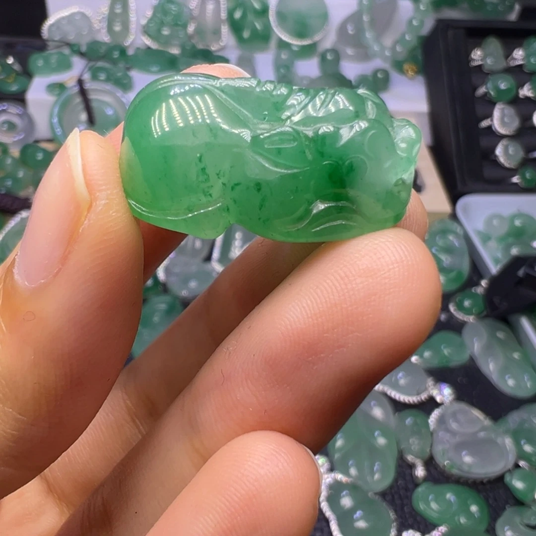 石英质玉（非洲翠）未镶嵌颈饰