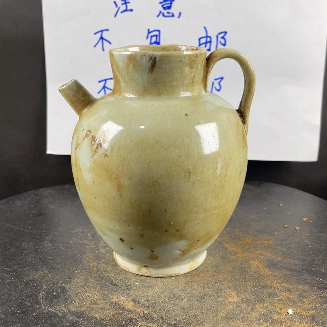 罐漂亮的小瓷器和