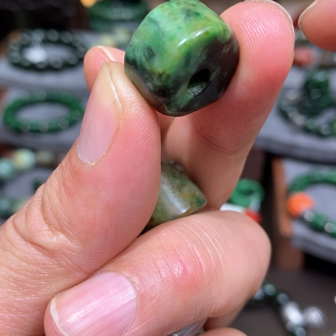 翡翠颈饰未镶嵌漂亮美眉