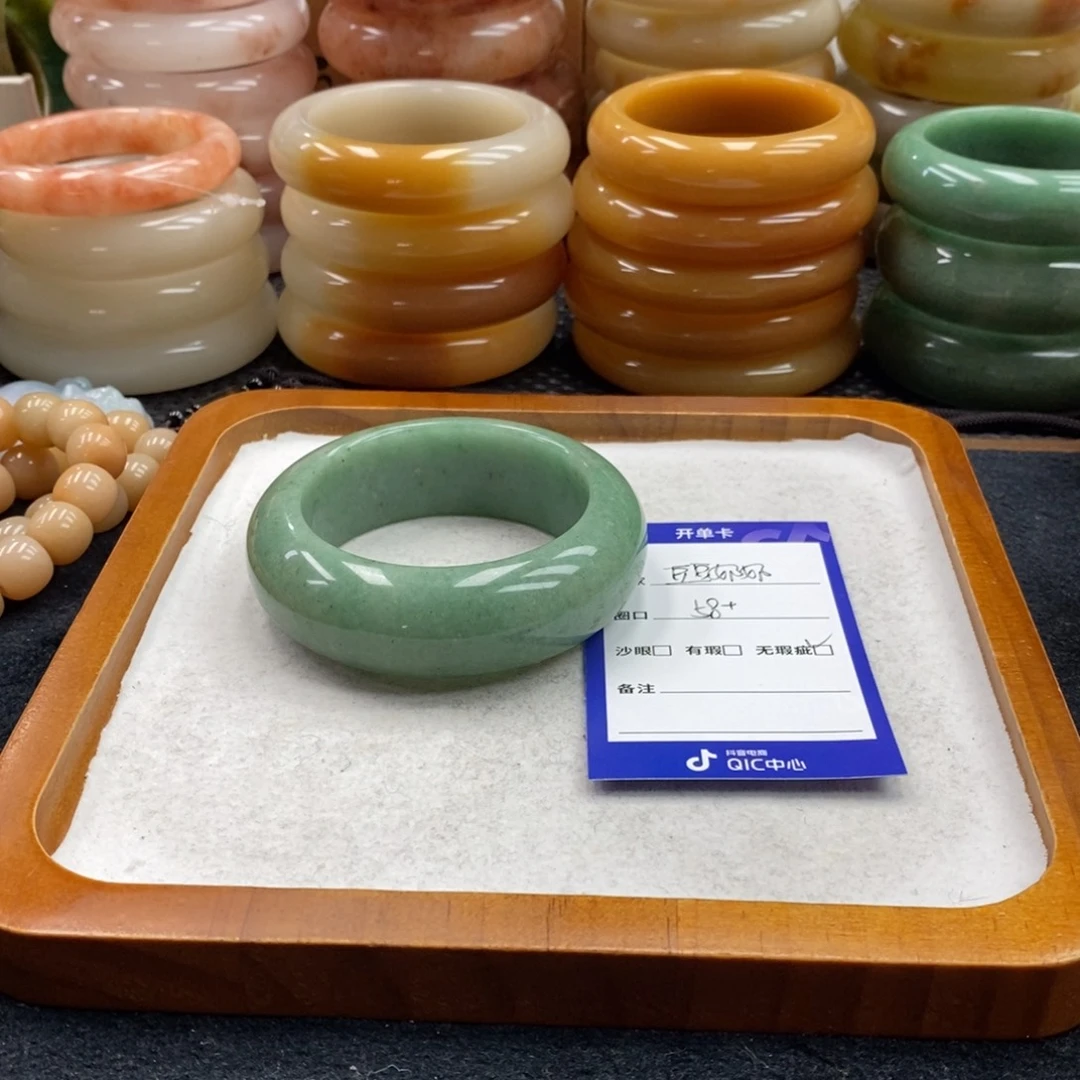 豆****石英质玉未镶嵌手镯