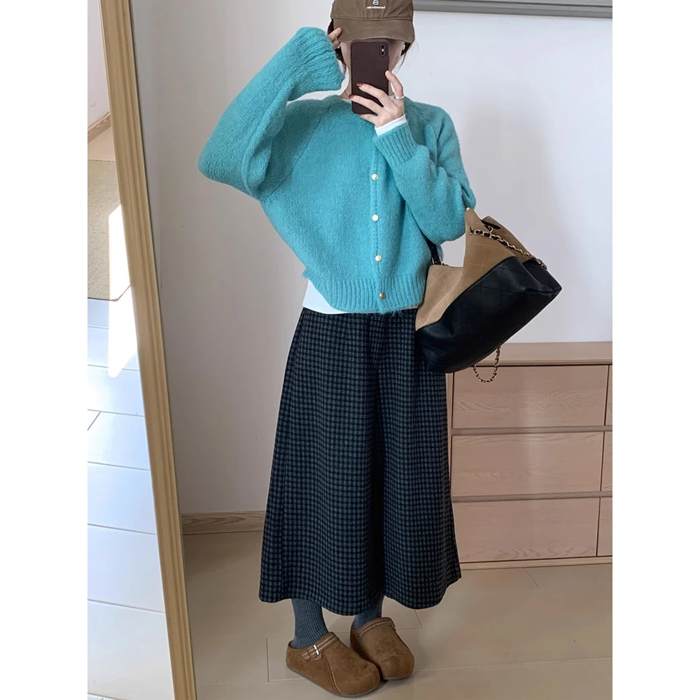 韩系高级感超好看圆领秋冬女金扣蓝色针织开衫上衣格子裤子套装