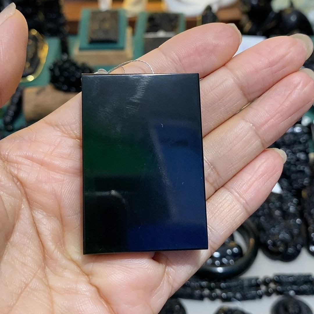 人***量蛇纹石玉未镶嵌颈饰