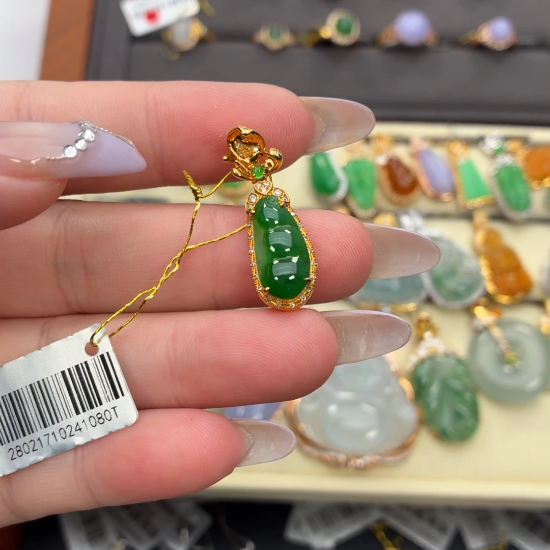 颈饰18K金镶嵌翡翠