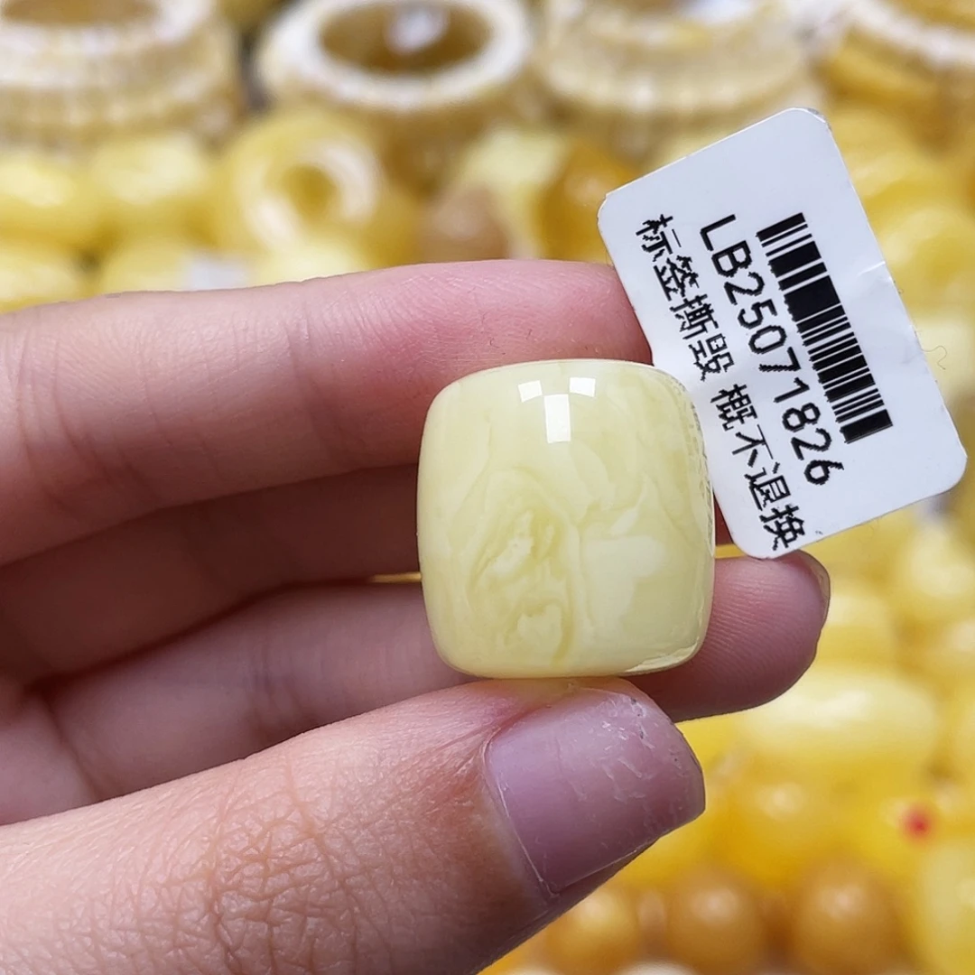 琥珀未镶嵌裸石18*18.7mm瑕