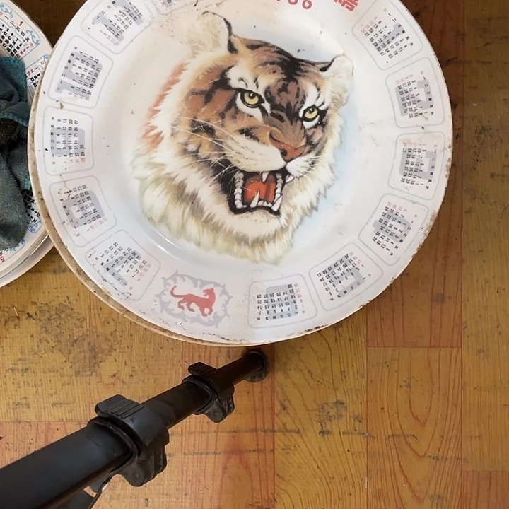 诸****瓷片86年大头虎盘子