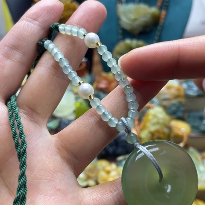 蛇纹石玉未镶嵌颈饰