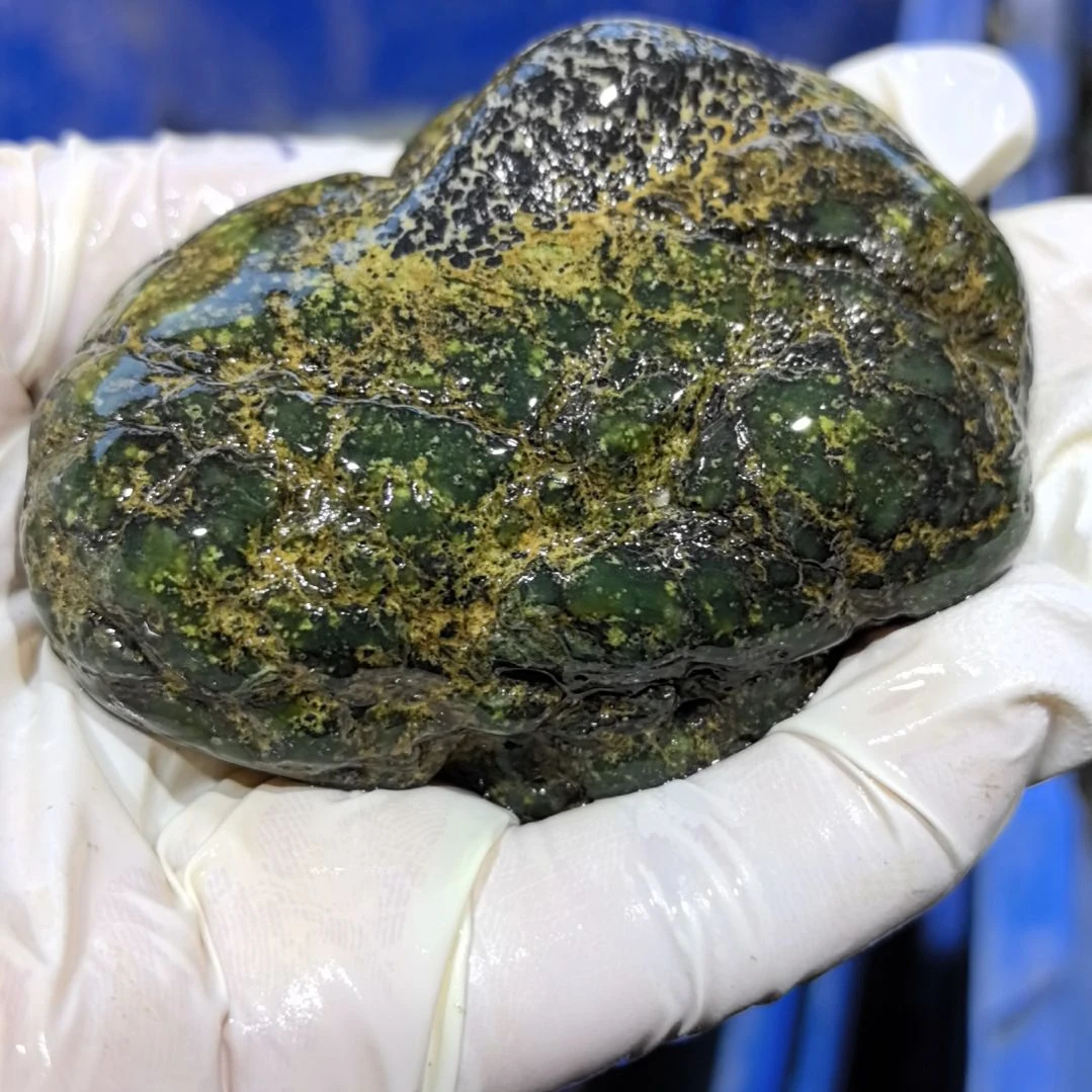 用***3藏玉药王石原石一个摆件