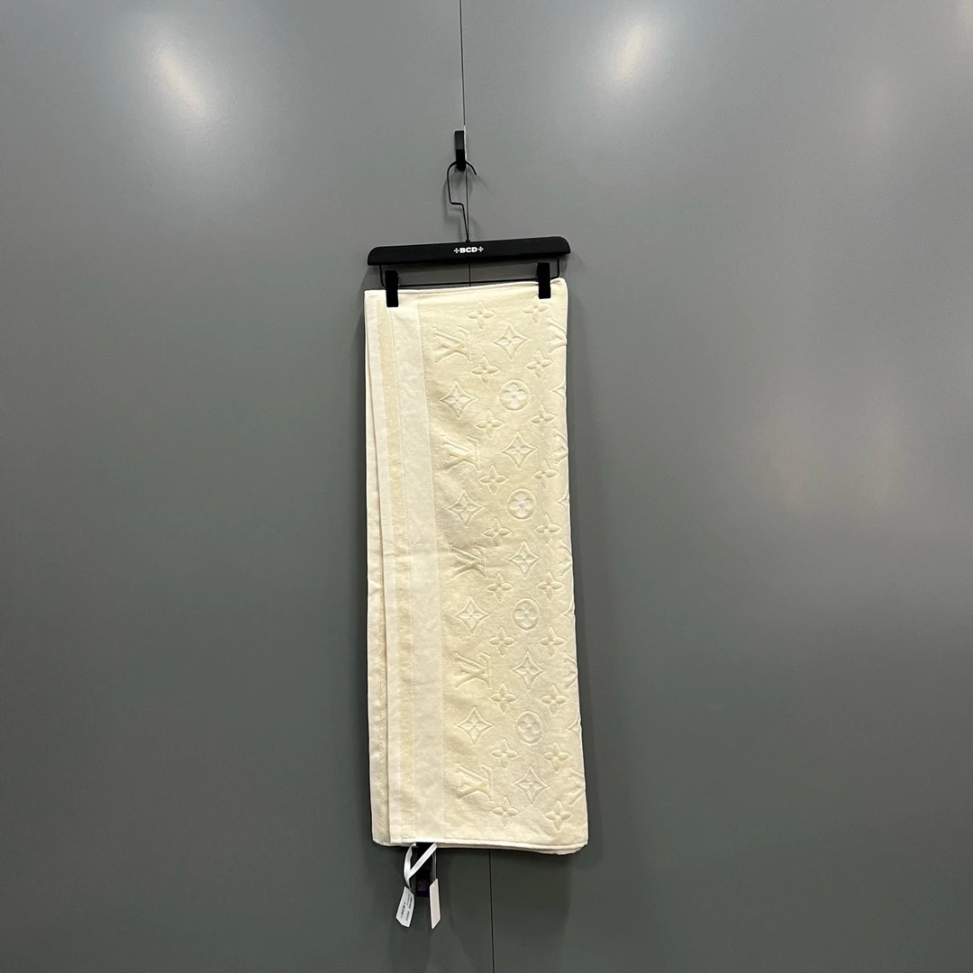 99新 LouisVuitton/路易威登 （ll）米色老花浴巾 均码/98新005245