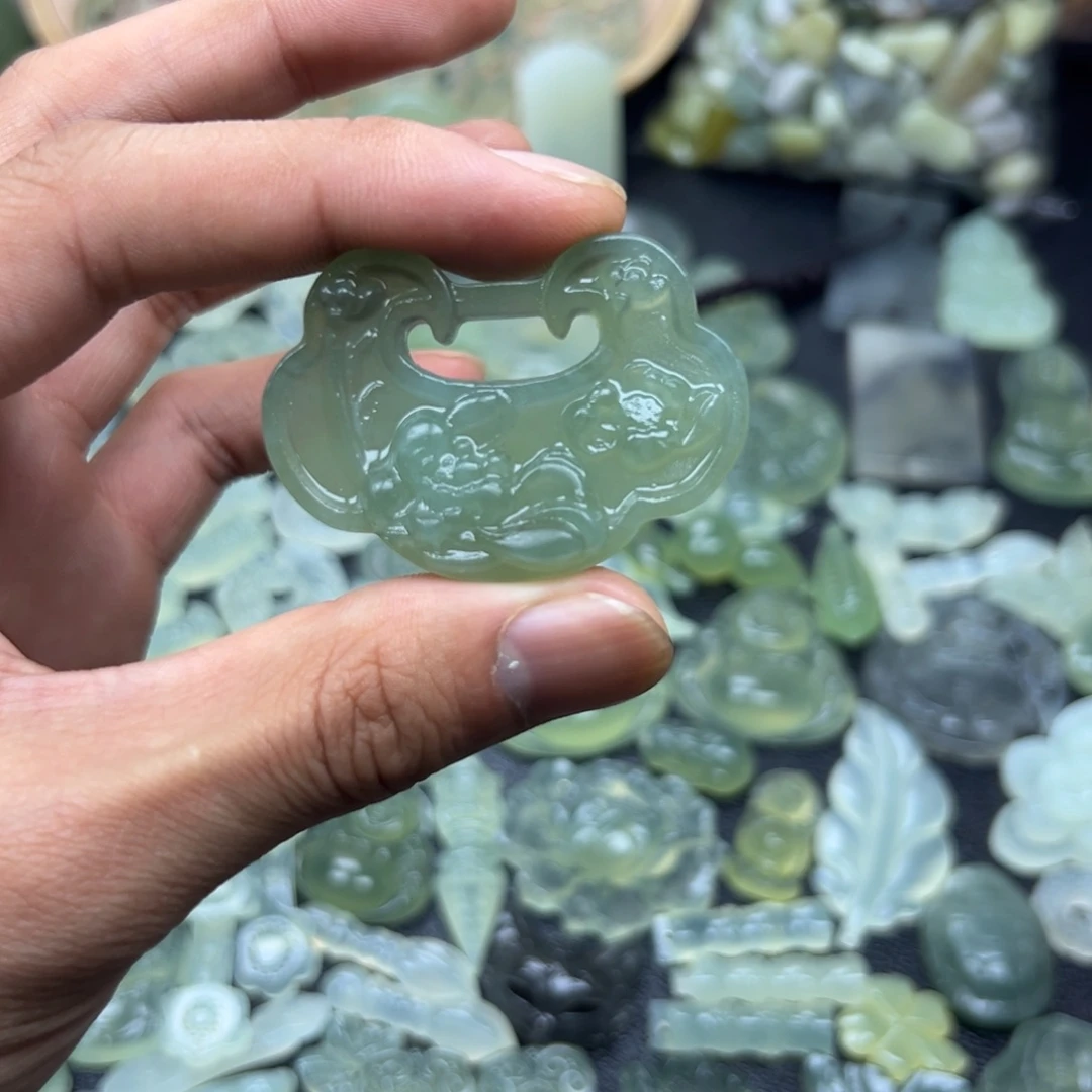蛇纹石玉未镶嵌颈饰