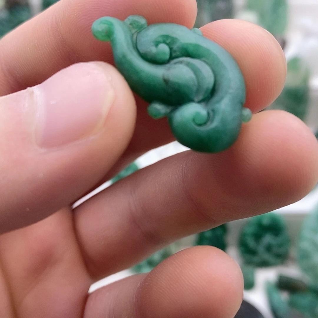 独山玉未镶嵌颈饰