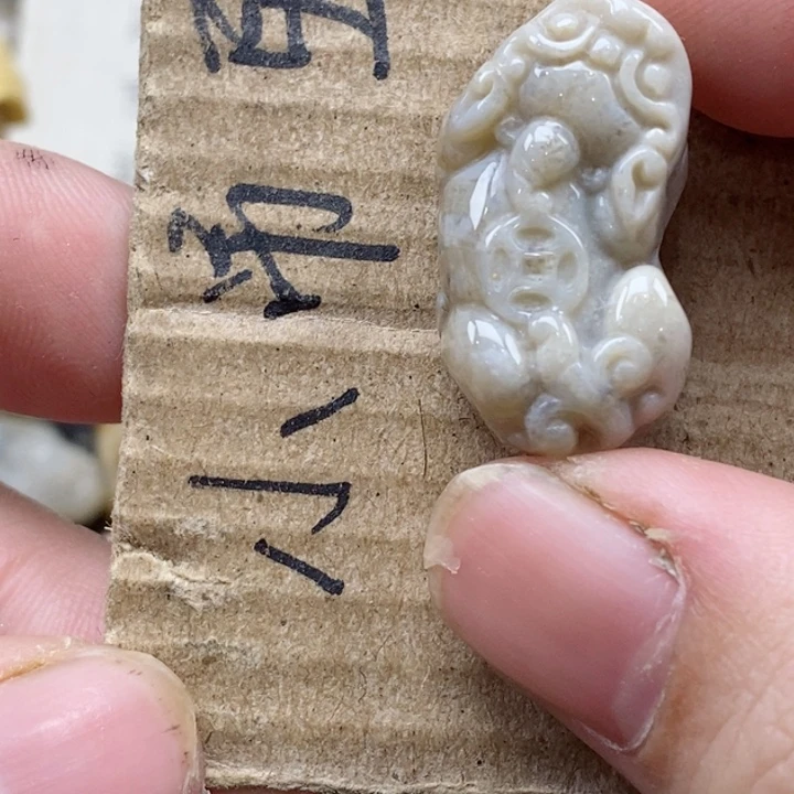 颈饰未镶嵌硅化珊瑚（珊瑚玉）浩**彬