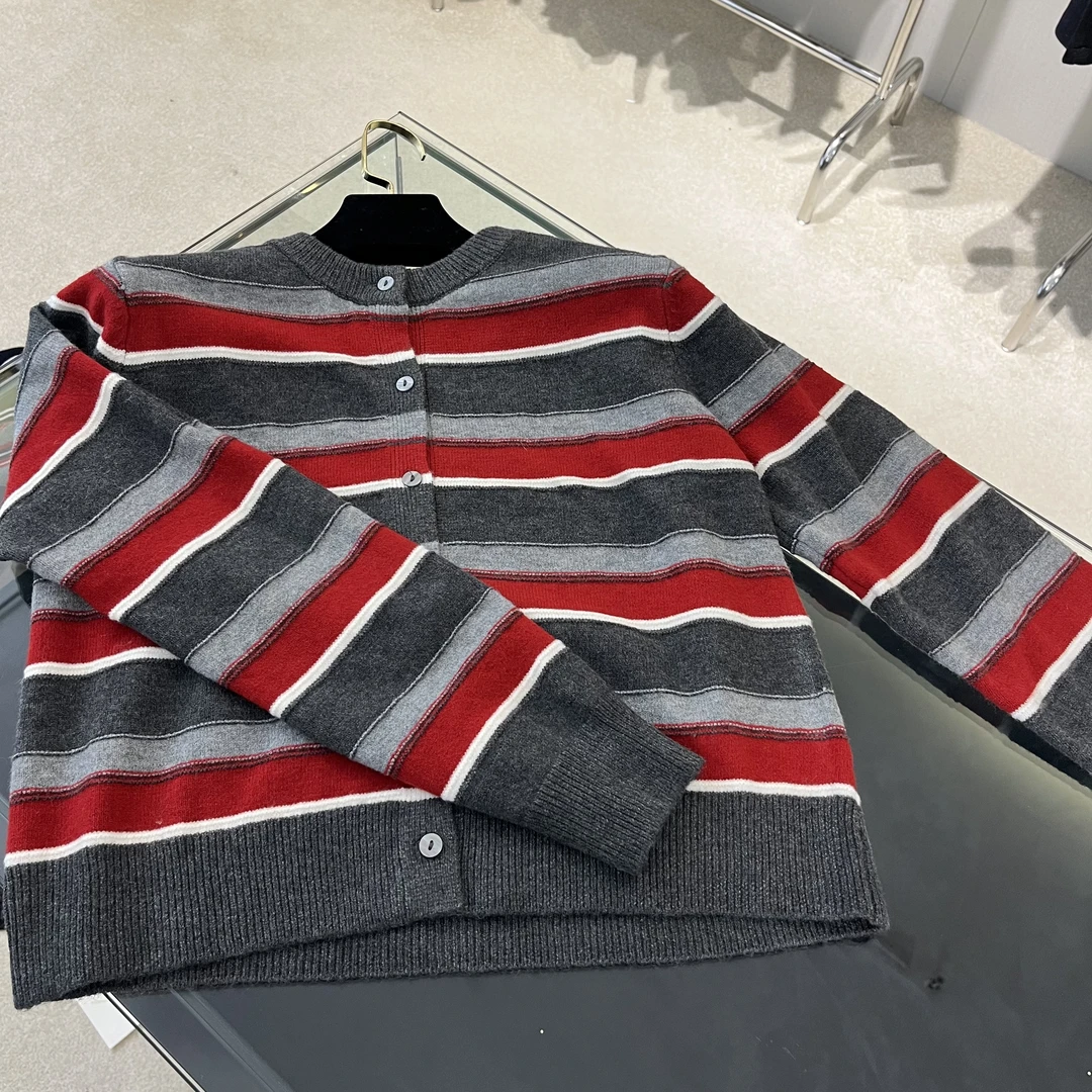 MU【复古撞色条纹】圆领针织开衫个性彩色条纹单排扣毛衣外套1411