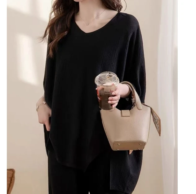 气质V领蝙蝠袖T恤亲肤宽松T恤简约女士运动黑色宽松大码休闲时尚