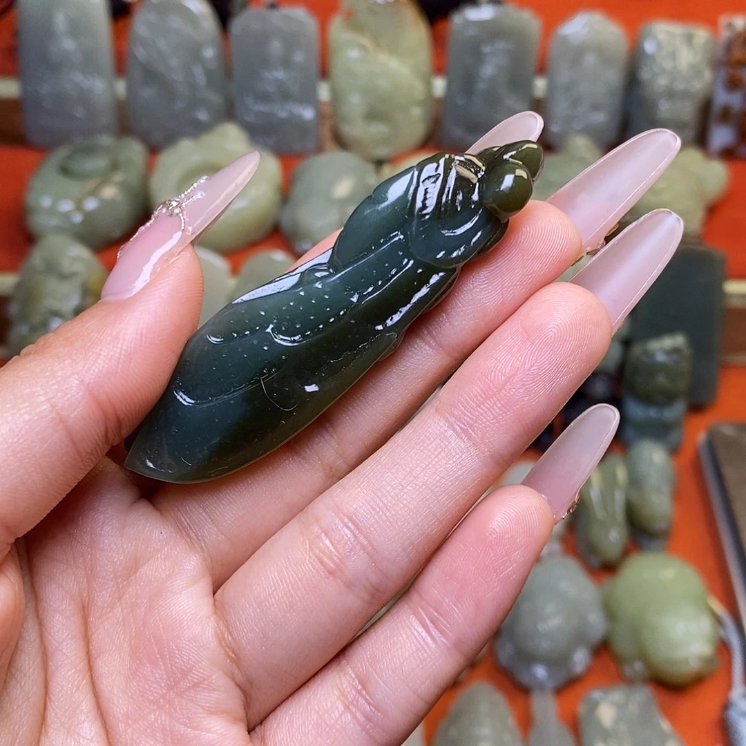 和田玉未镶嵌颈饰有裂