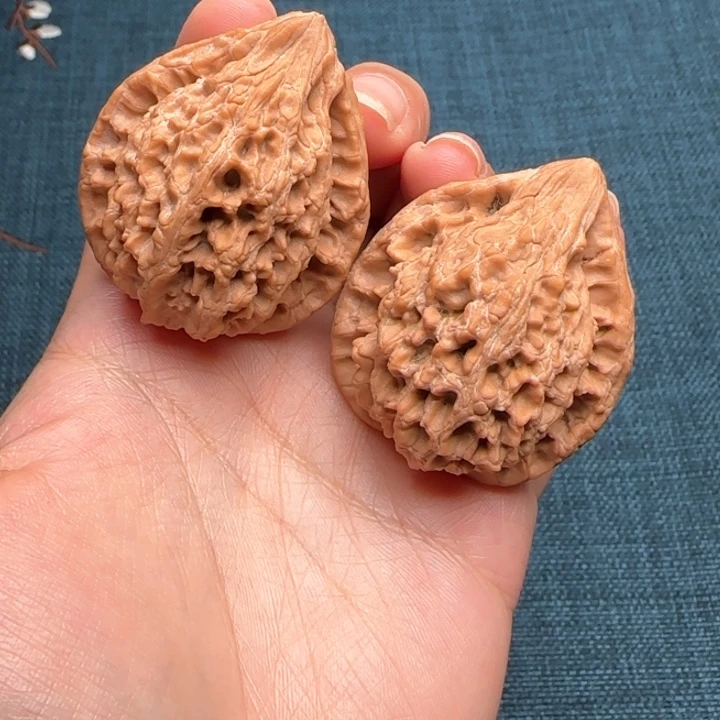 文玩核桃把件十三陵鸡心40