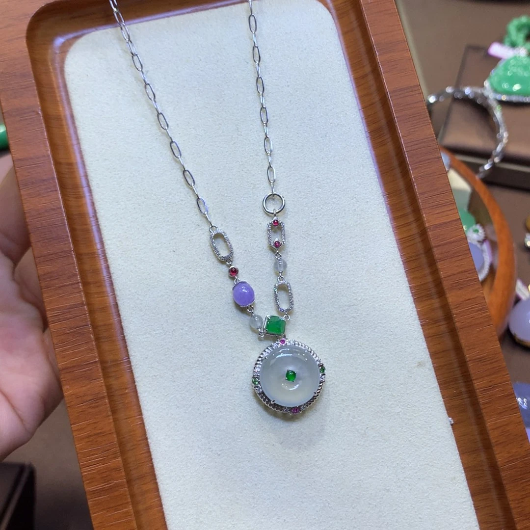 翡翠18K金镶嵌颈饰