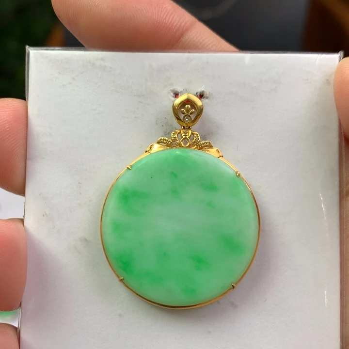 L***J翡翠18K金镶嵌颈饰翡翠吊坠