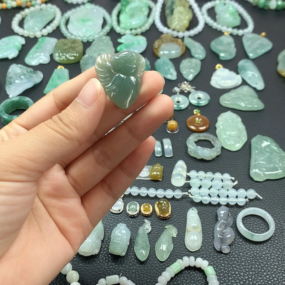 翡翠未镶嵌颈饰天使