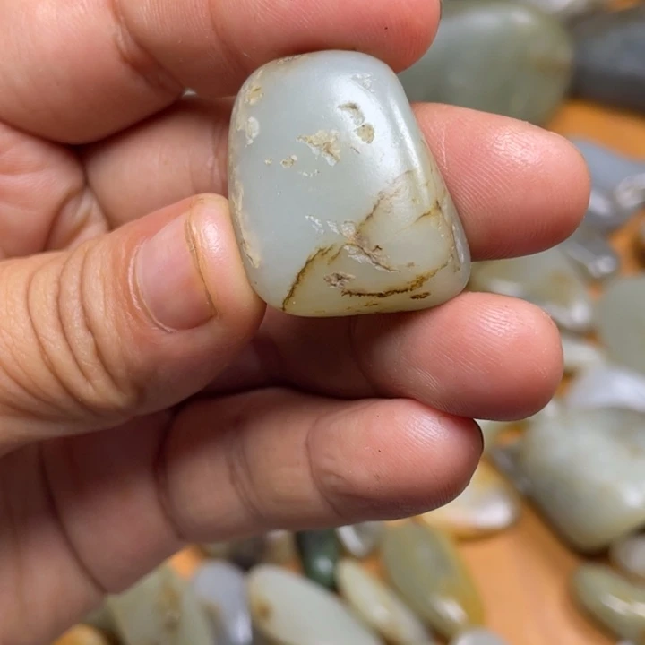 和田玉未镶嵌珠宝半成品有裂