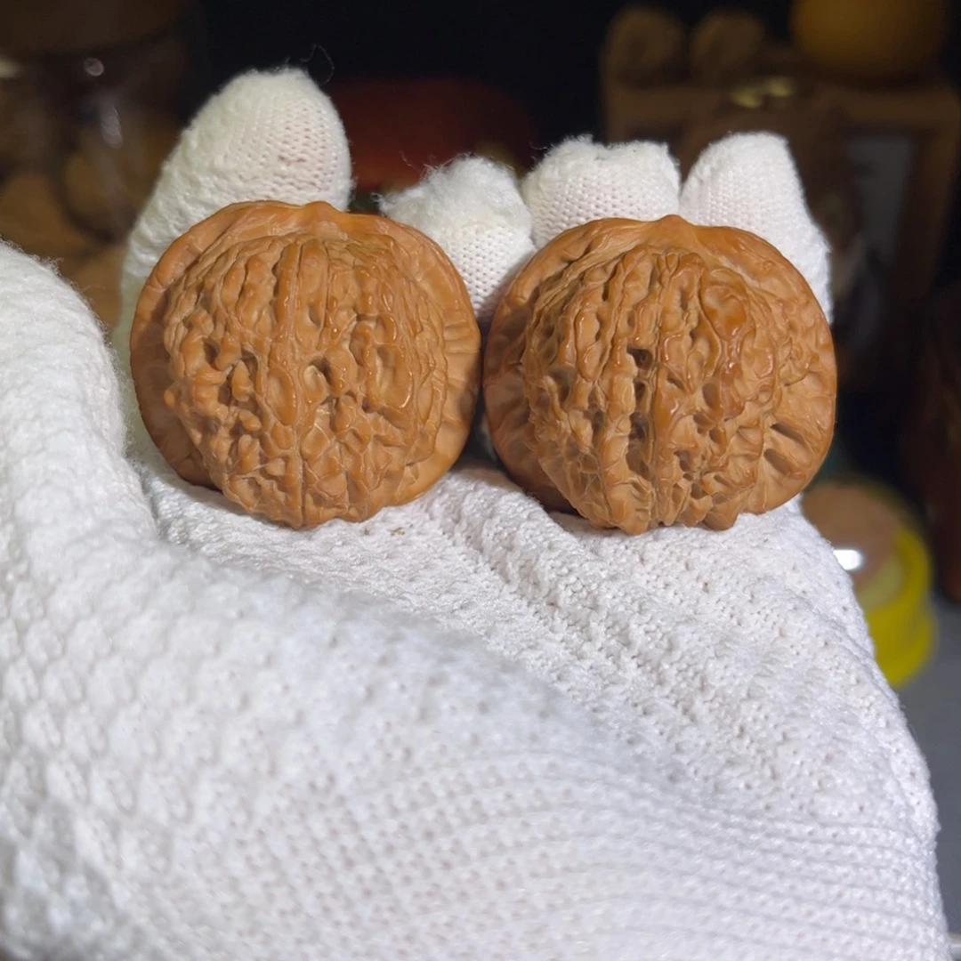 文玩核桃吊坠血麒麟