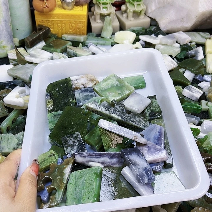 和田玉（糖玉）珠宝半成品未镶嵌红**云