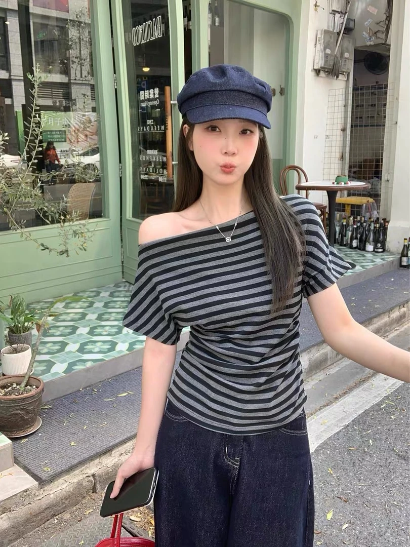夏季设计感独特欧若风穿搭条纹t恤女高级减龄一衣两穿修身露肩潮
